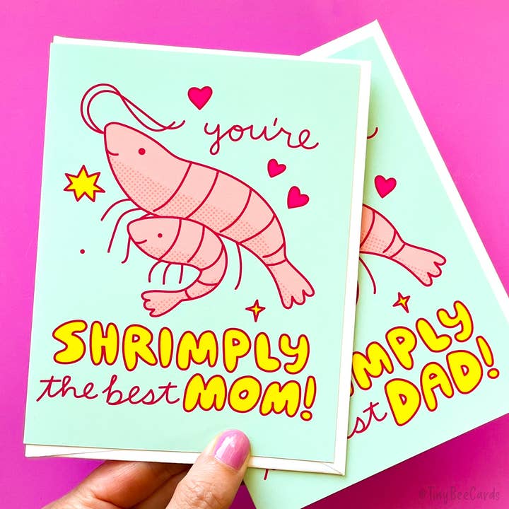 Divertente biglietto con gamberetti per la festa della mamma o del papà o per il compleanno, con scritta «You're Shrimply the Best Mom/Dad» per la vendita all'ingrosso da parte di Tiny Bee Cards
