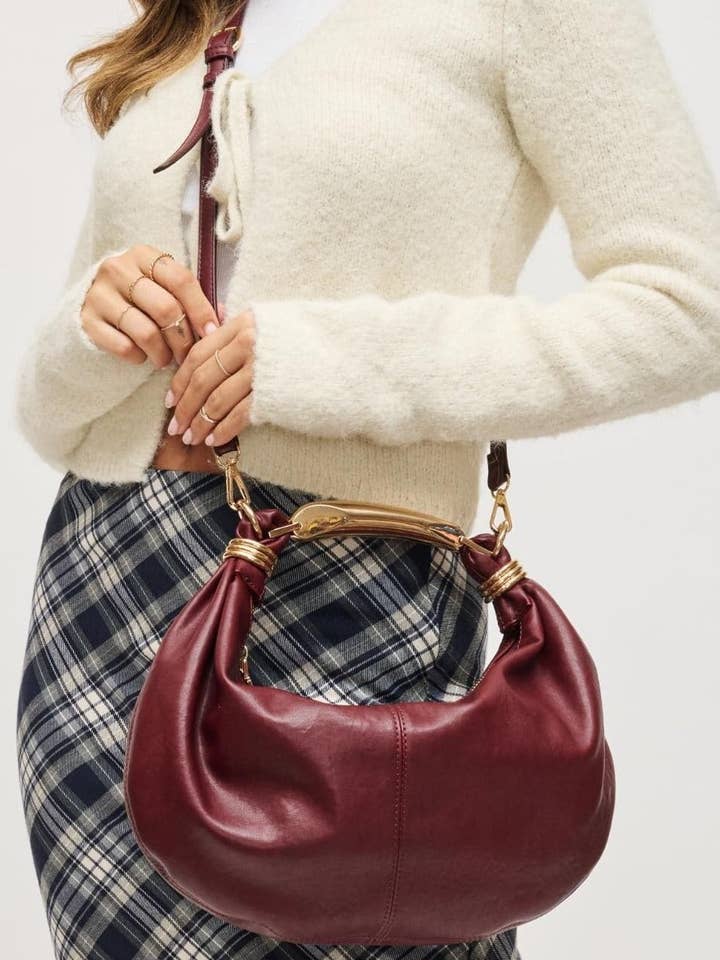 36735 Sac Bandoulière Carrie Crescent pour la vente par MiMi Wholesale