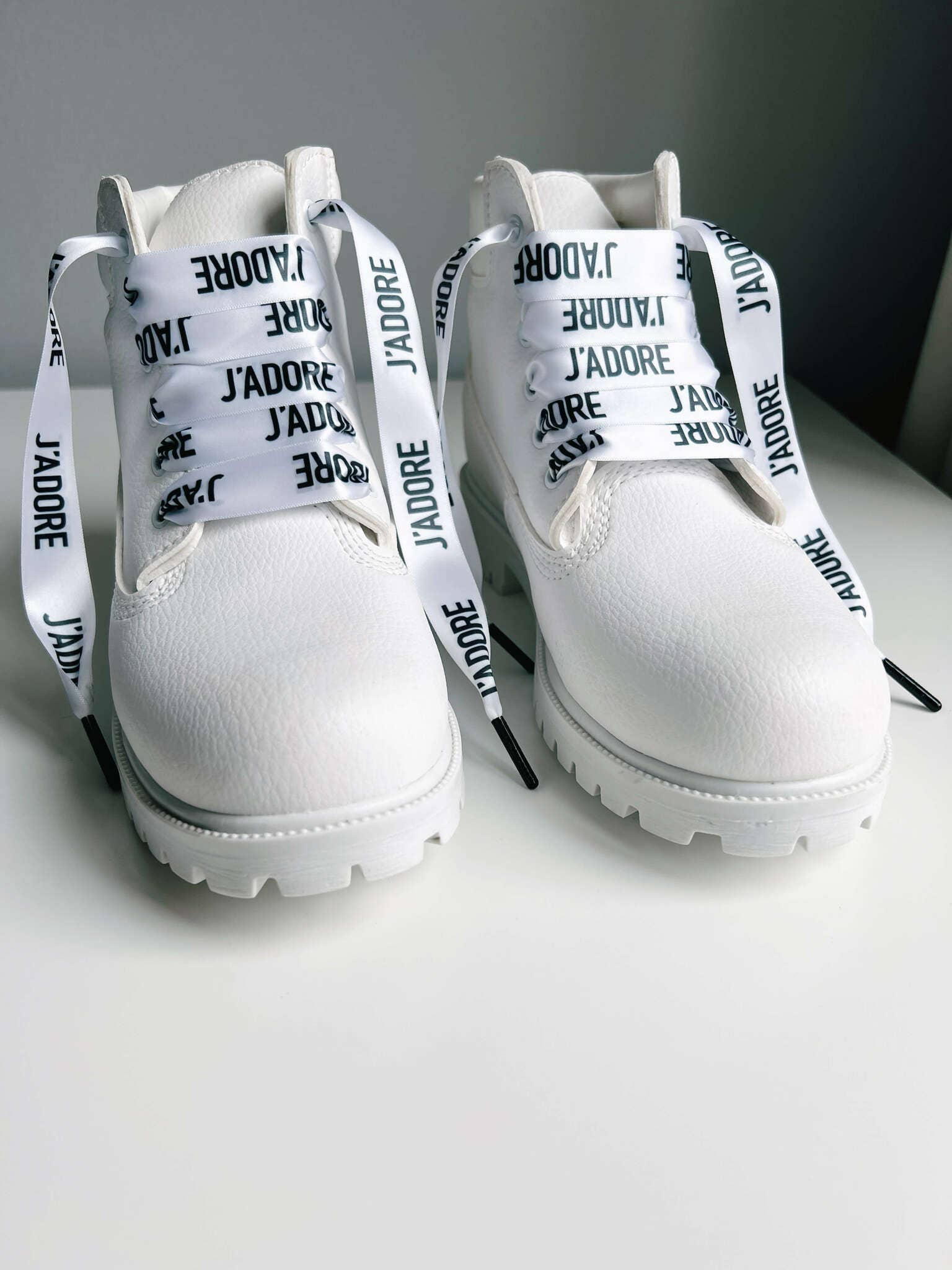 The Shoelace Brand – wholesale Skosnören - Unisex – J’adore – Statement skosnören med svarta metalländar2