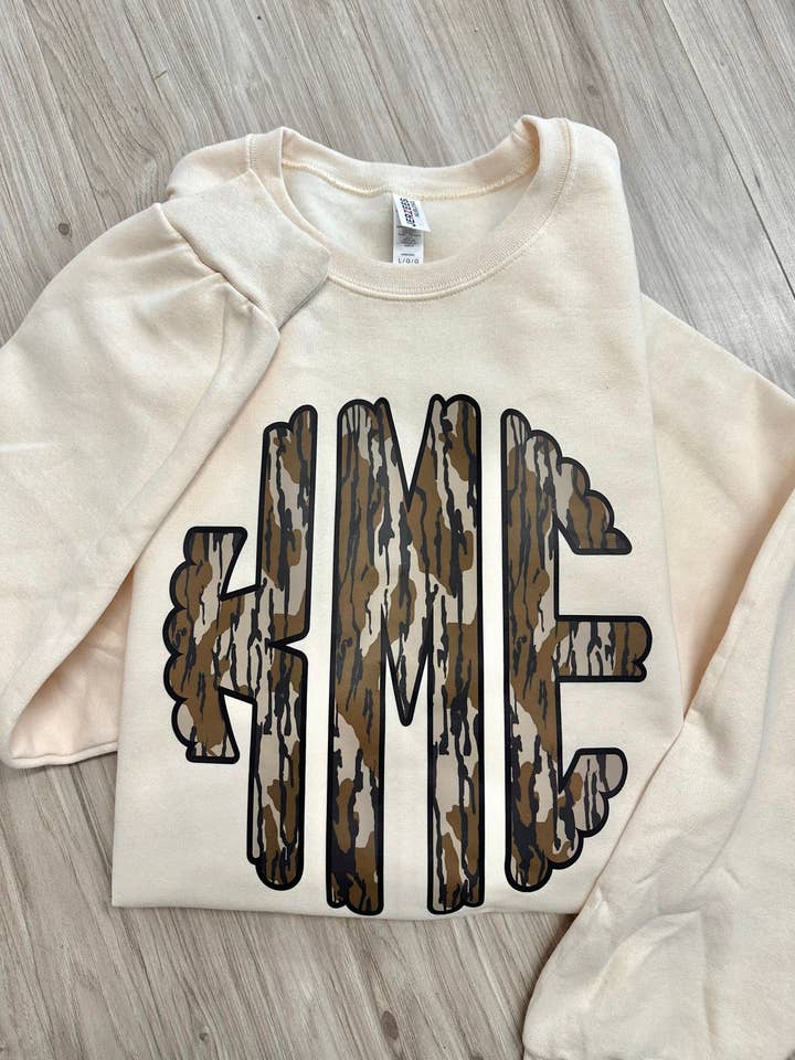 Sweat-shirt col rond avec monogramme camouflé et bord scallop pour la vente par Embroidery