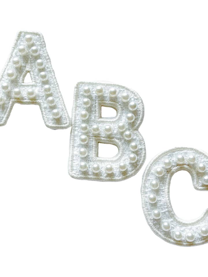 Parche perlado con letras del alfabeto, 1 letra por paquete para venta al por mayor de The Sandy Pearls
