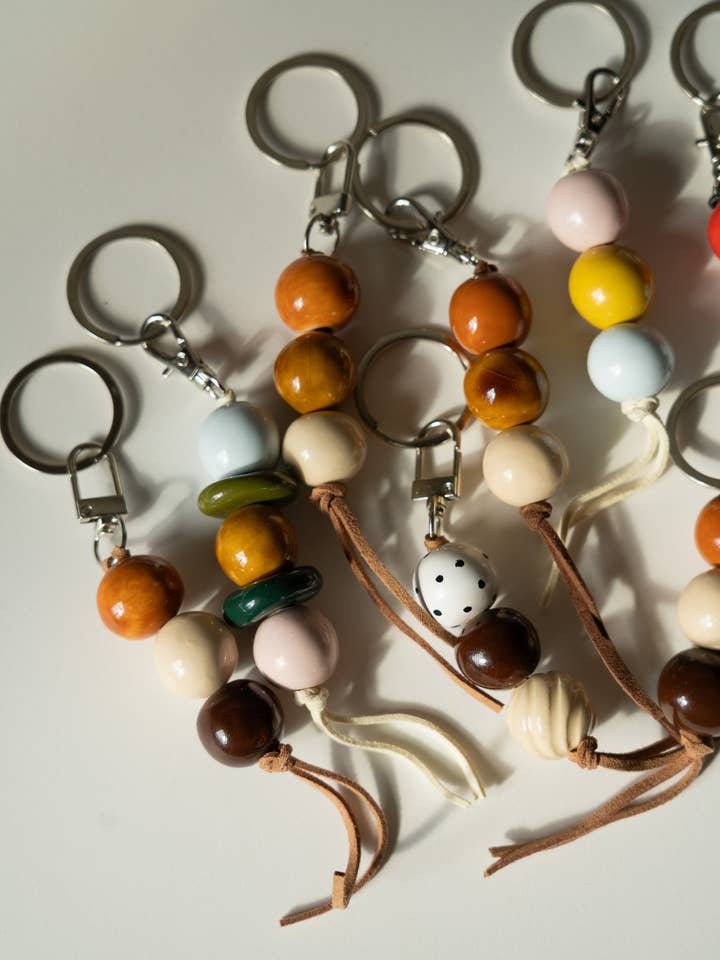Llavero de cerámica hecha a mano con cuentas para venta al por mayor de Creating Comfort Lab