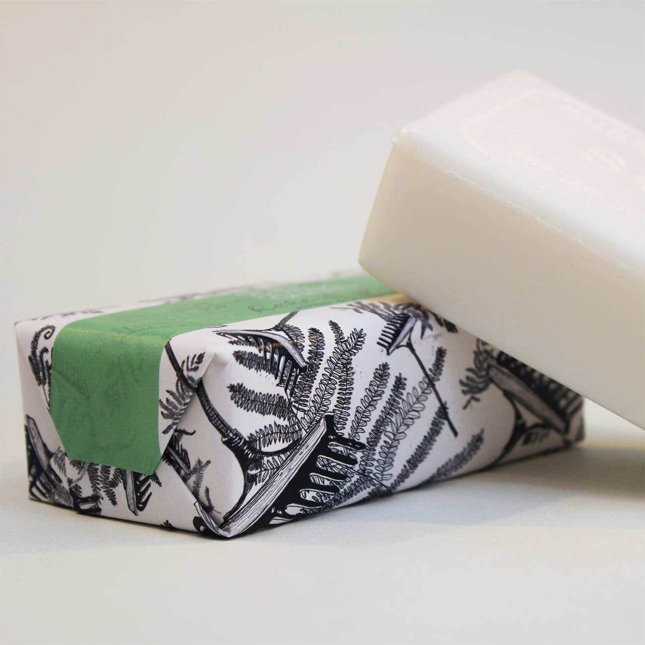 Storm Flowers Garden – wholesale Bar Soap – Rake & Lather | Amber & Sandalwood Soap Bar 190g4