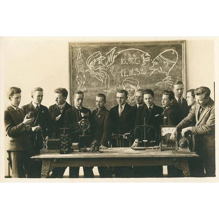 Carte postale AA-145 Photo de la classe de sciences de l'école des garçons pour la vente par Found Image Press