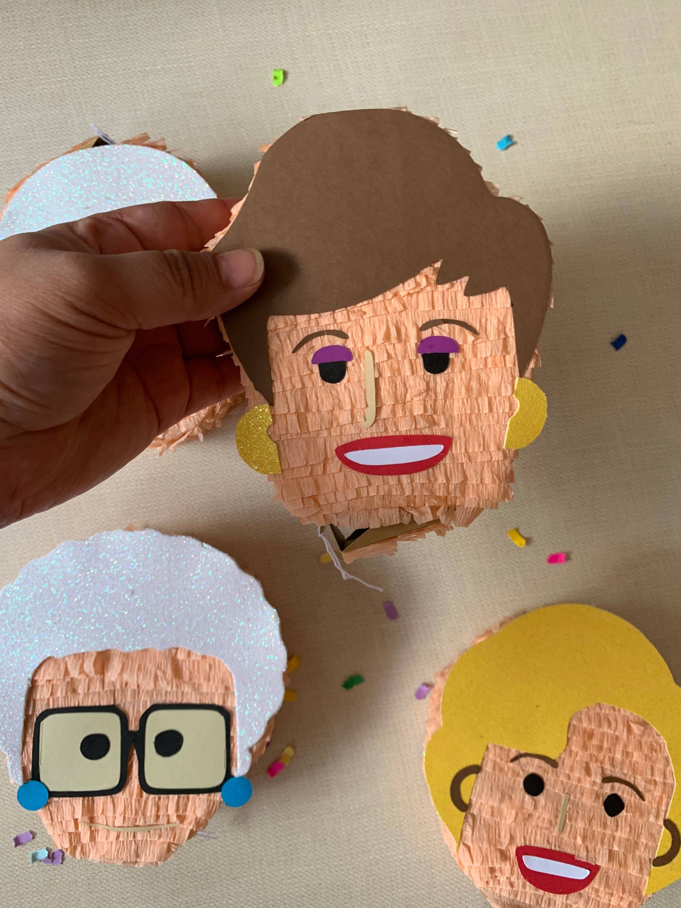 My Soiree Designs - Venta al por mayor Regalo para invitados - Mini piñatas de Golden Girls para la decoración del Día de Galentine.1