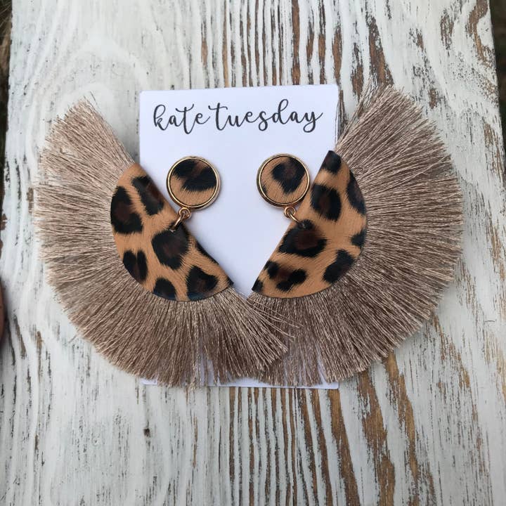 Cheetah frynser hænge halv cirkel øreringe for engroshandel hos Kate Tuesday Jewelry