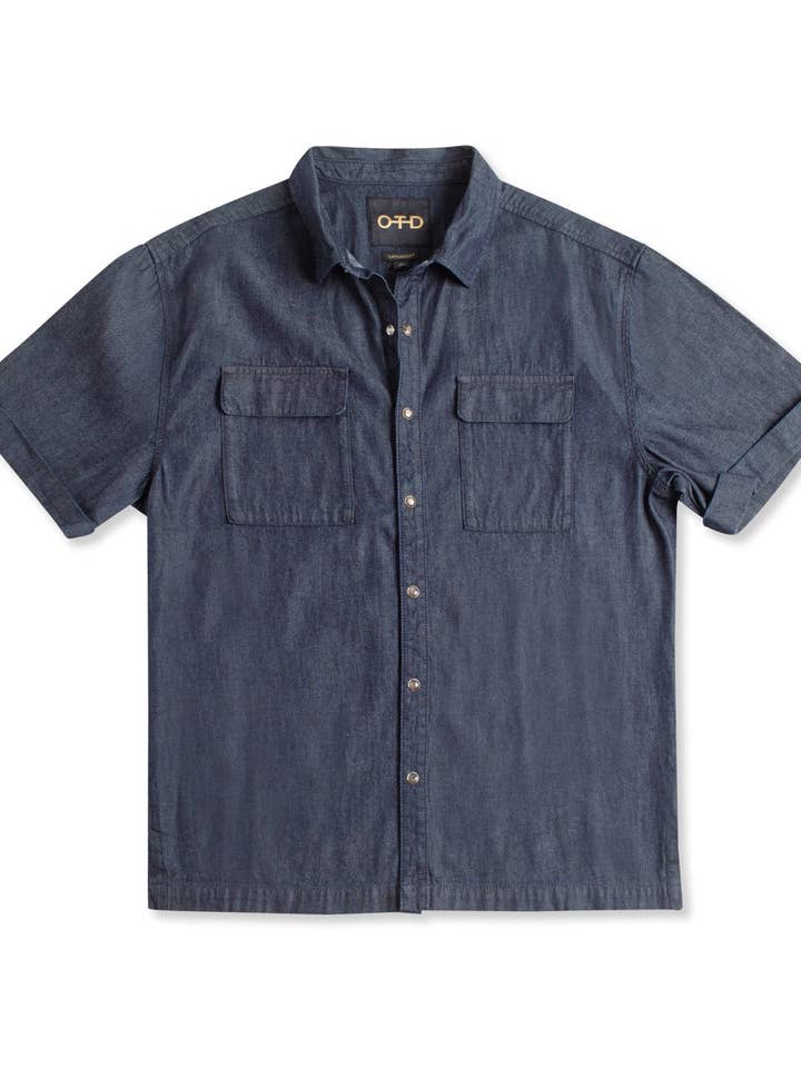 Chemise à manches courtes boutonnée en denim indigo pour la vente par ON THIS DAY