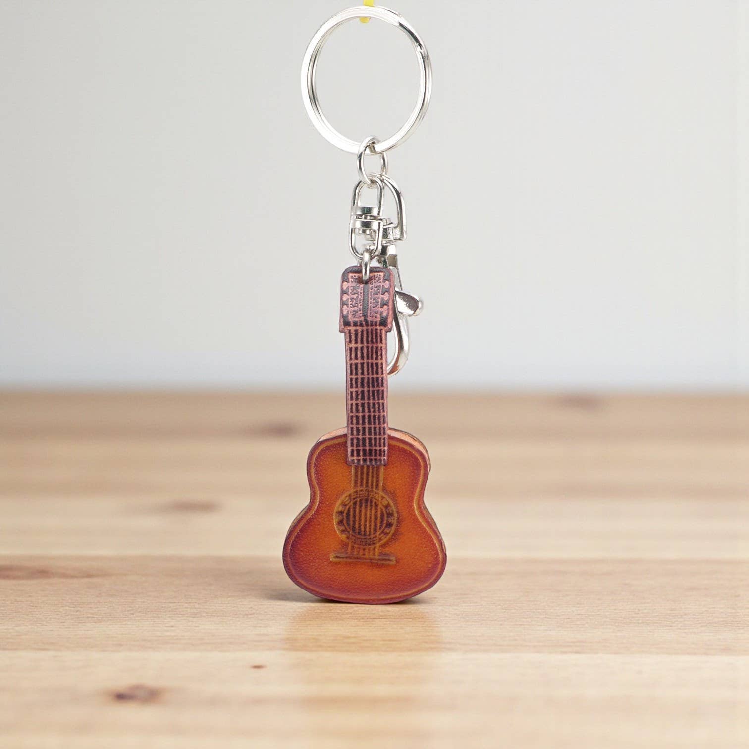 Sunflower Handmade leather inc – Engroshandel Nøglering - Unisex – Håndlavet læder nøglekæde med guitar kc40123