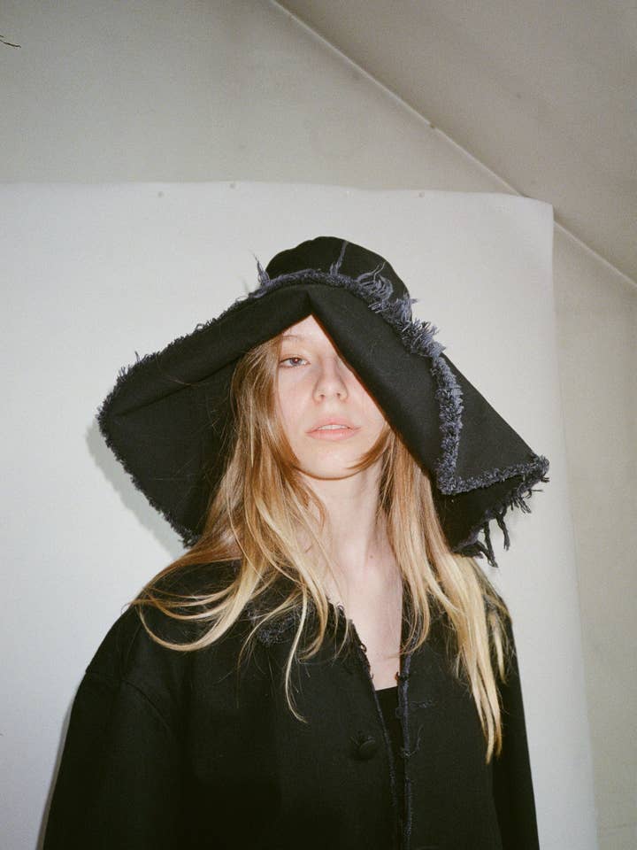 CHAPEAU BUCKET XL - NOIR pour la vente par Ashley Rowe