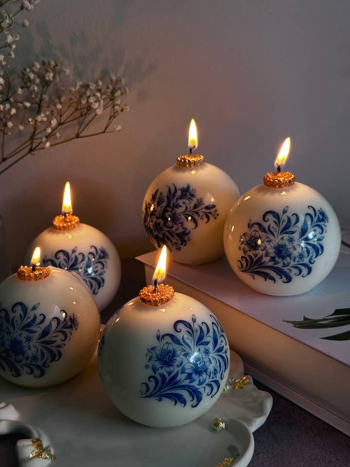 Vintage style christmas candle in a gift box with a ribbon for wholesale by VR.candle