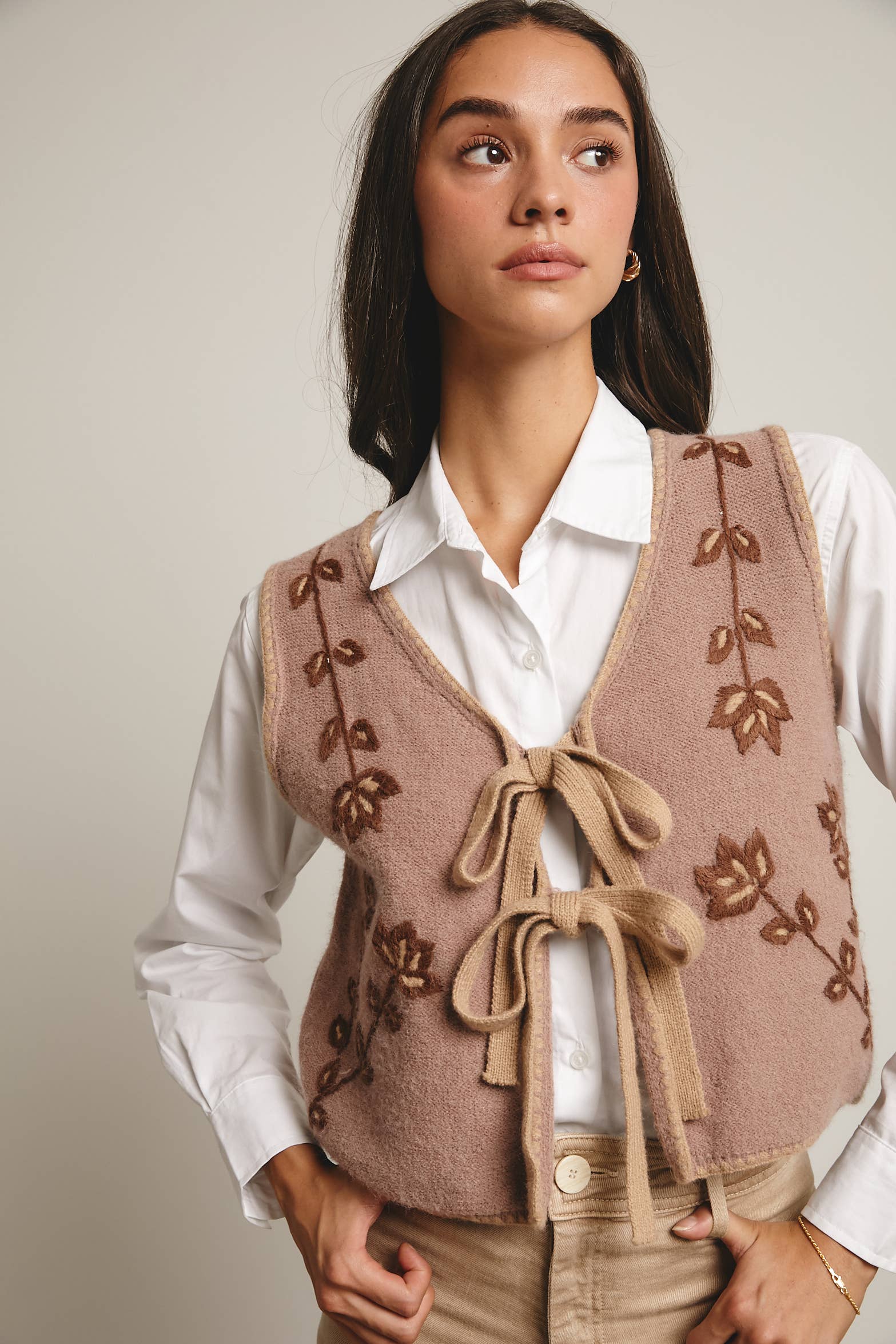 Forte - Wholesale Vest - Dames - Gebreid Vest met Bloemenprint en Striksluiting FSW000618