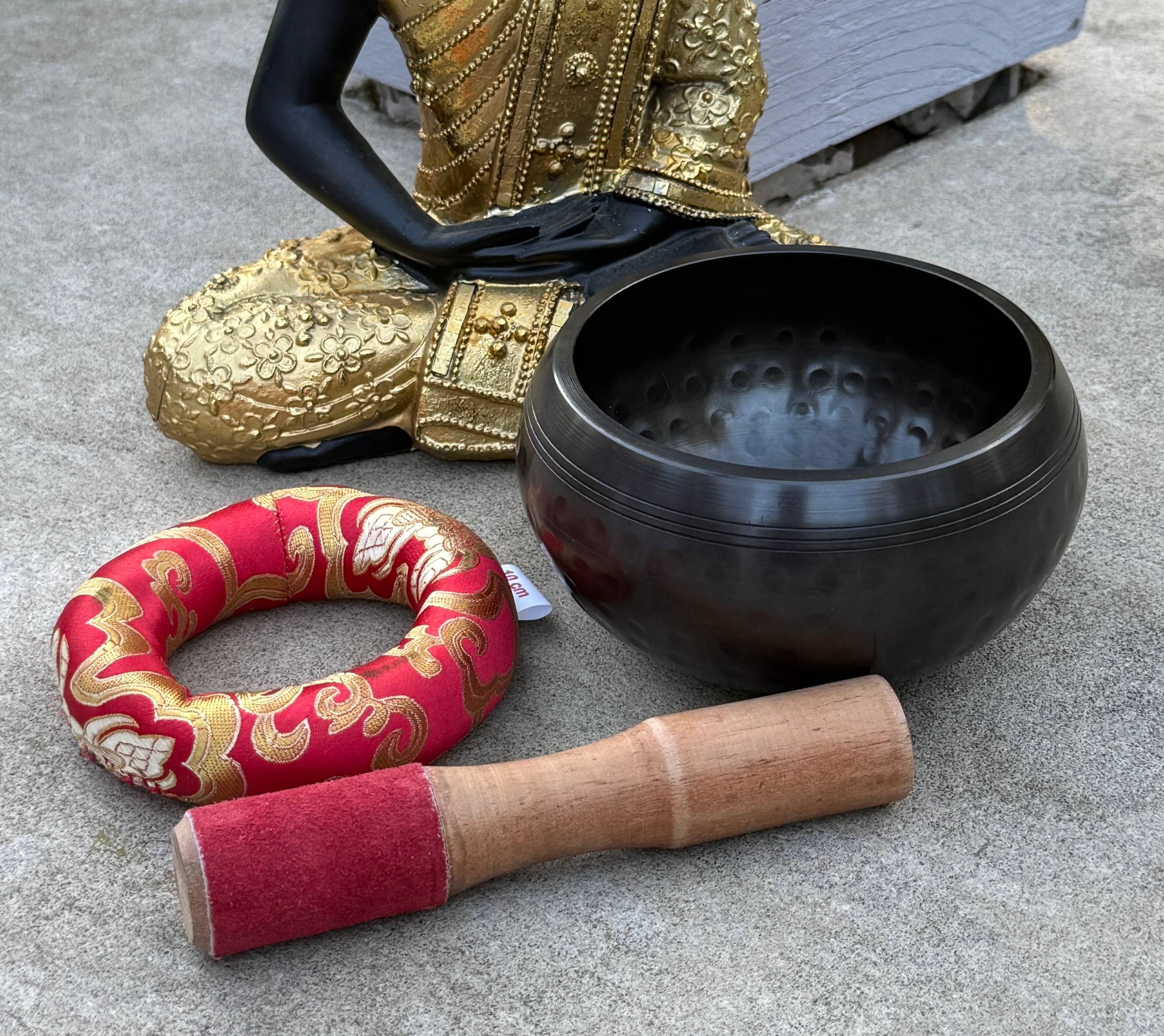 Lungta Imports – wholesale Meditation supplies – Hammer Mark Singing Bowl Set ~ With Mallet and  Cushion 1