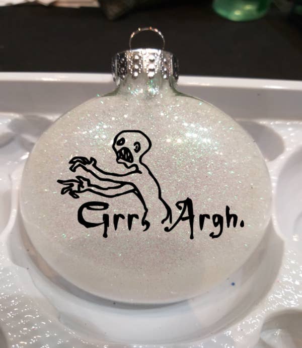 Witchcrafted in MI – Großhandel Verzierung – Grr Argh Buffy Glitzer Weihnachtsornament Bruchsicher Horror Halloween Metaphysisch