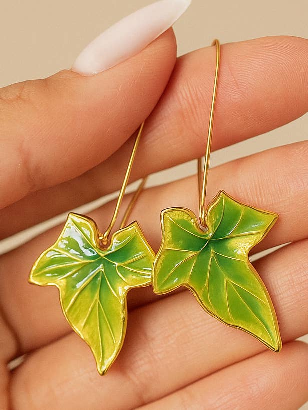 Pendientes de hoja de hiedra verde for wholesale by Wild & Free