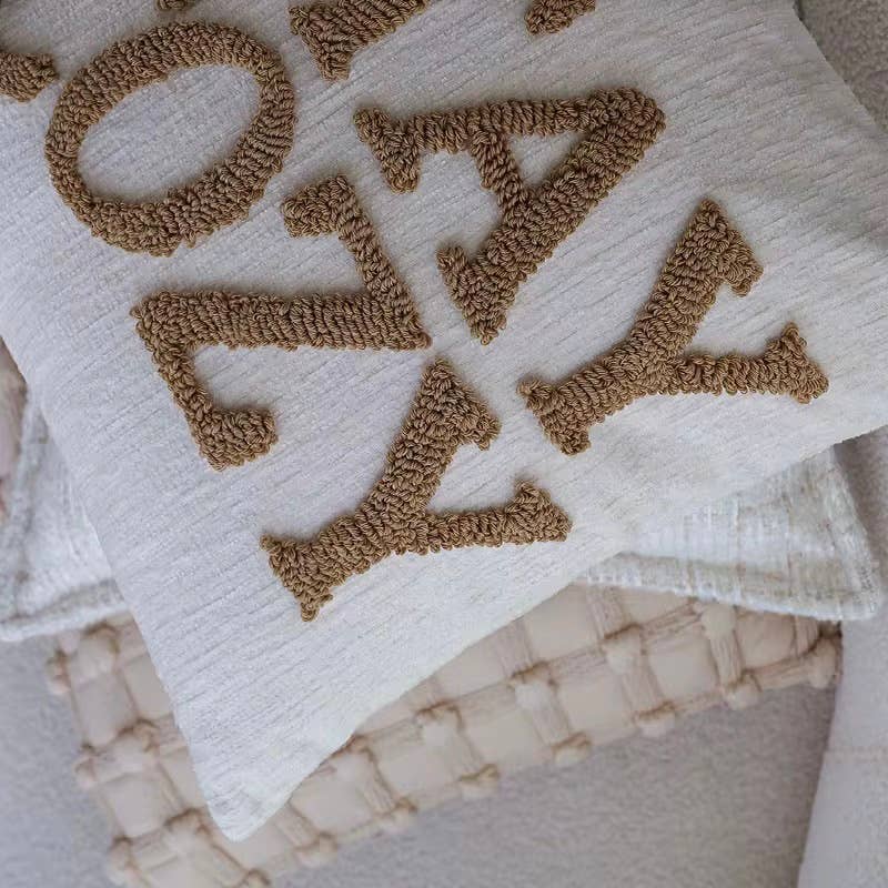 Delmar Decor – Großhandel Zierkissenbezug – Kissenhülle „stay cozy“ mit gepunkteter Struktur1