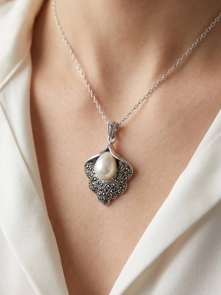 Ciondolo a Conchiglia in Argento Sterling 925 con Marcassite e Finitura Anti-Ossidazione per la vendita all'ingrosso da parte di Noble Mount