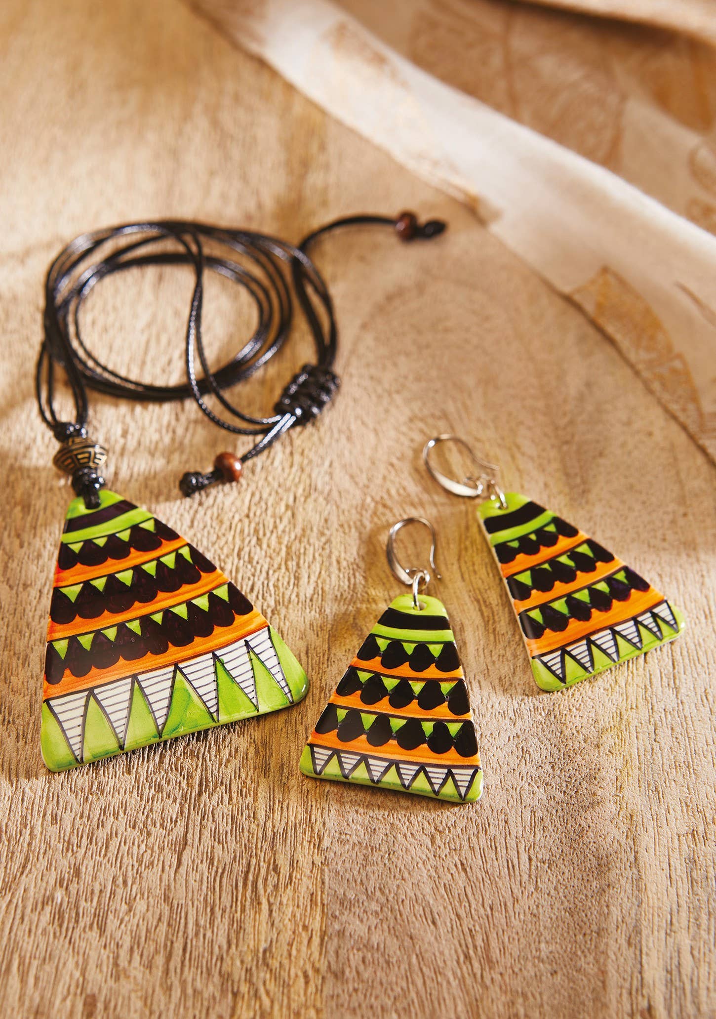 Namaste – wholesale Link & chain necklace – Green/Black Painted Coconut Necklace1