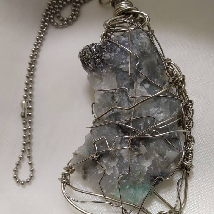 Ruwe Smaragd Draadgewikkelde Hanger Ketting voor wholesale door Norahz Boutique