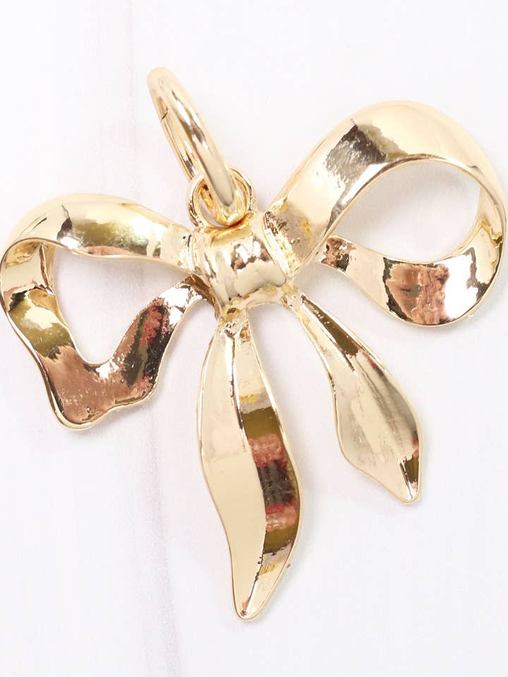 Pendentif Charme Beckett Or pour la vente par Caroline Hill