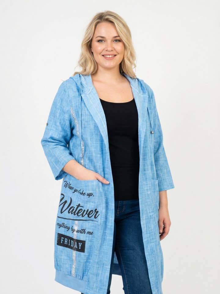 Gilet long bleu clair grande taille avec inscriptions (C8021 pour la vente par Pomme Rouge Paris