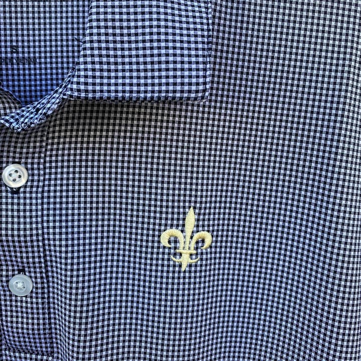 Polo - Polo performance mélangé avec fleur de lys brodée vieil or pour la vente par WHEREable Art, LLC