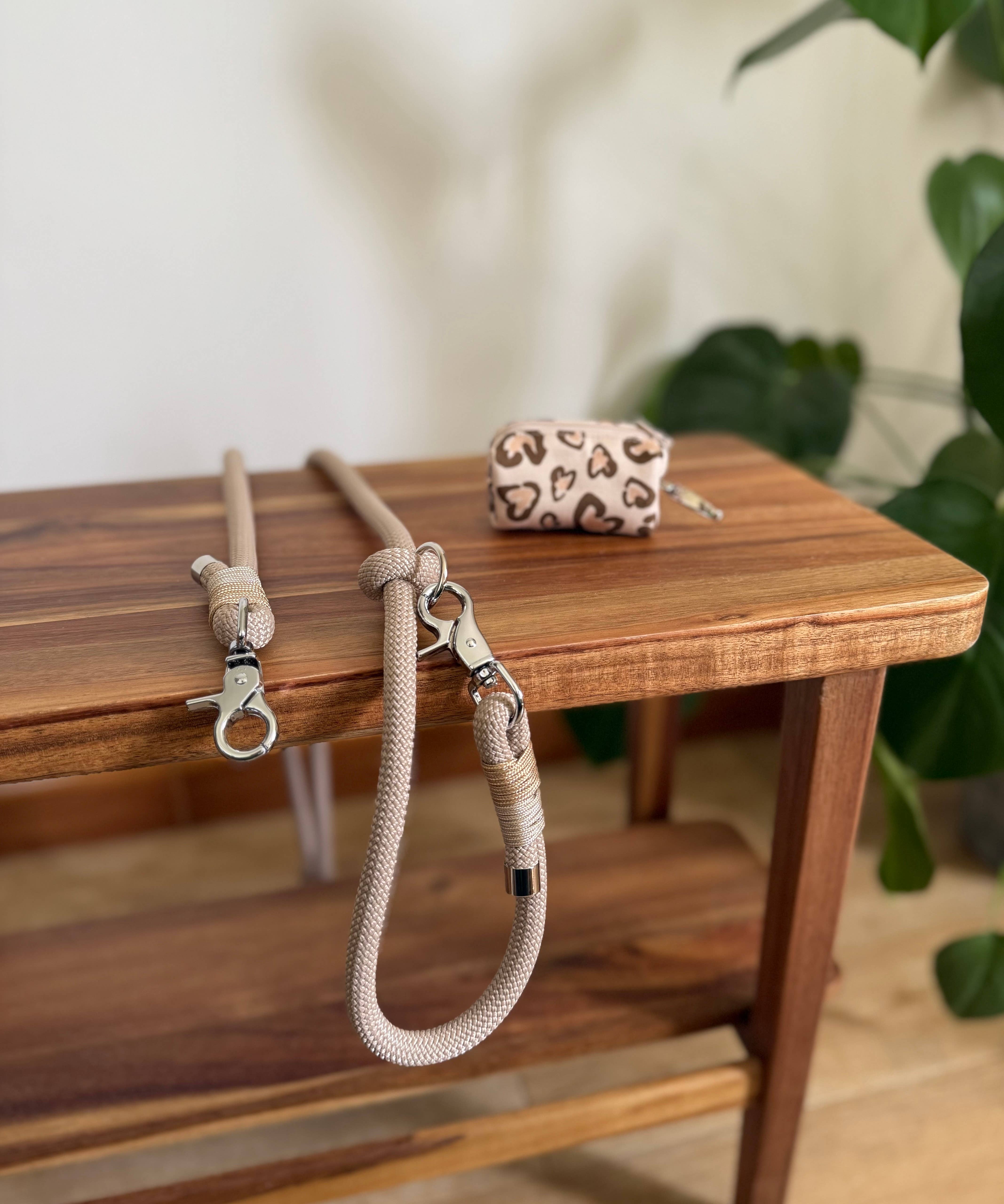 L&Z Dogwear – distribuidor de saco de cocó de cão por atacado – Porta sacos para cães em tecido LEO – compacto com mosquetão2