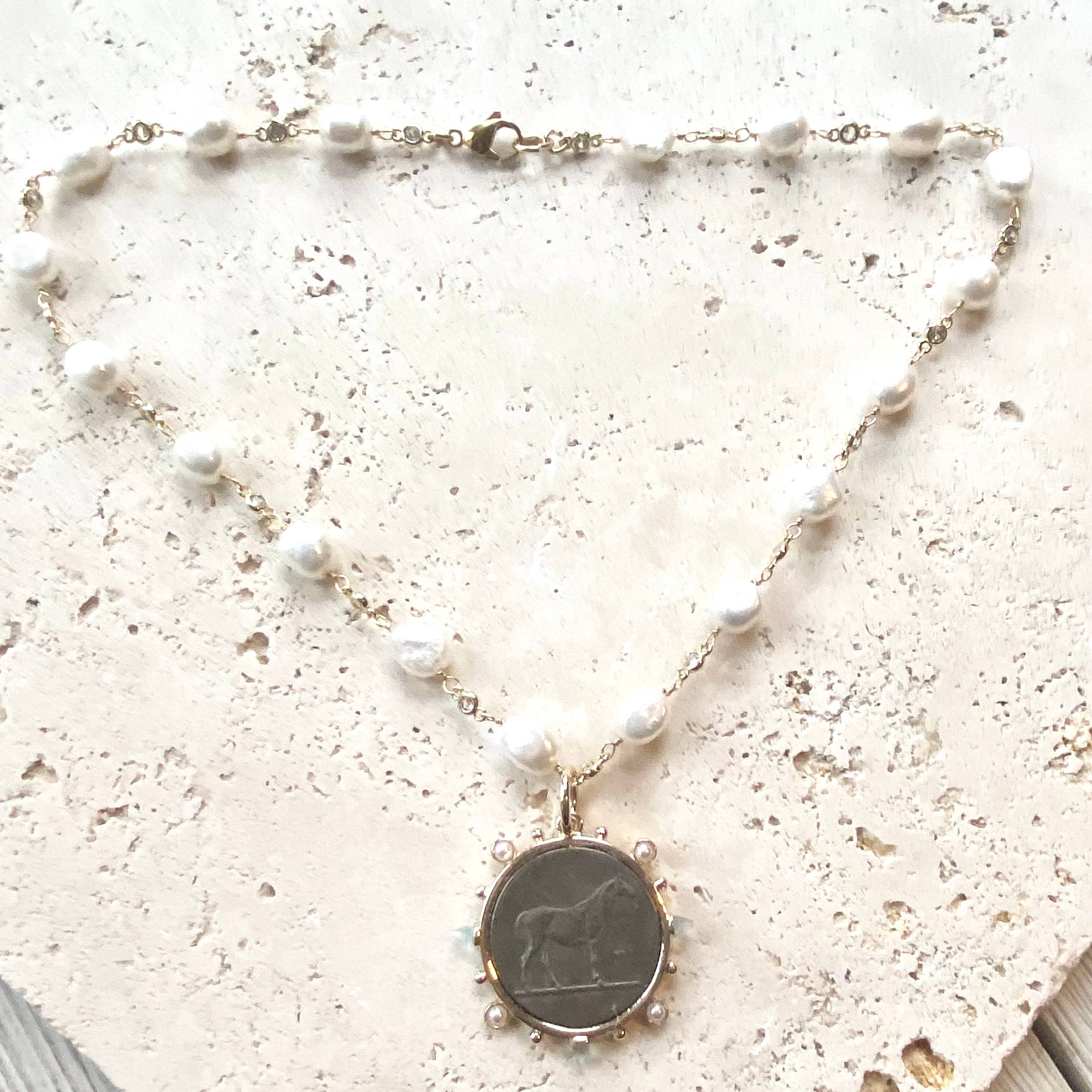 VB&CO Designs Handmade Jewelry – wholesale Hänge-/berlockhalsband – Häst smycken franska mynt medaljong ryttare halsband1