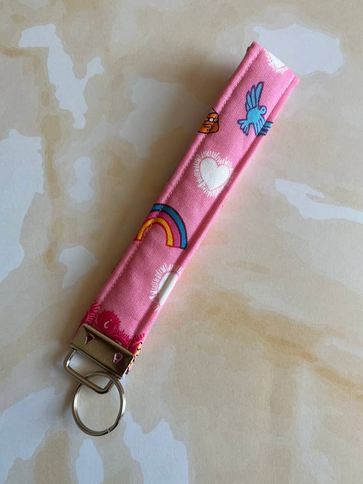 Porte-clés bracelet Lizzie rose vif pour la vente par Pages and Paws