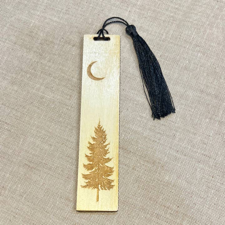 Marque-page en bois fait main - Lune Croissante avec Sapin pour la vente par Carve Studio LLC