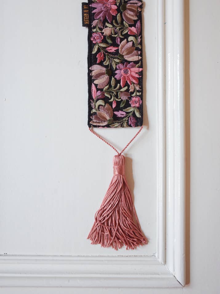 Primrose Pink Dark boekenlegger met kwastjes voor wholesale door La N'atelier