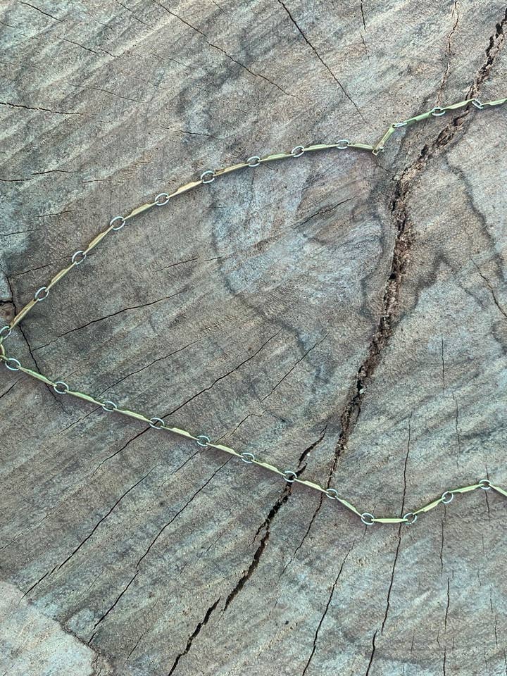 Ronde gefacetteerde turquoise bezel. Vintage messing bar. voor wholesale door Laborde Jewelry