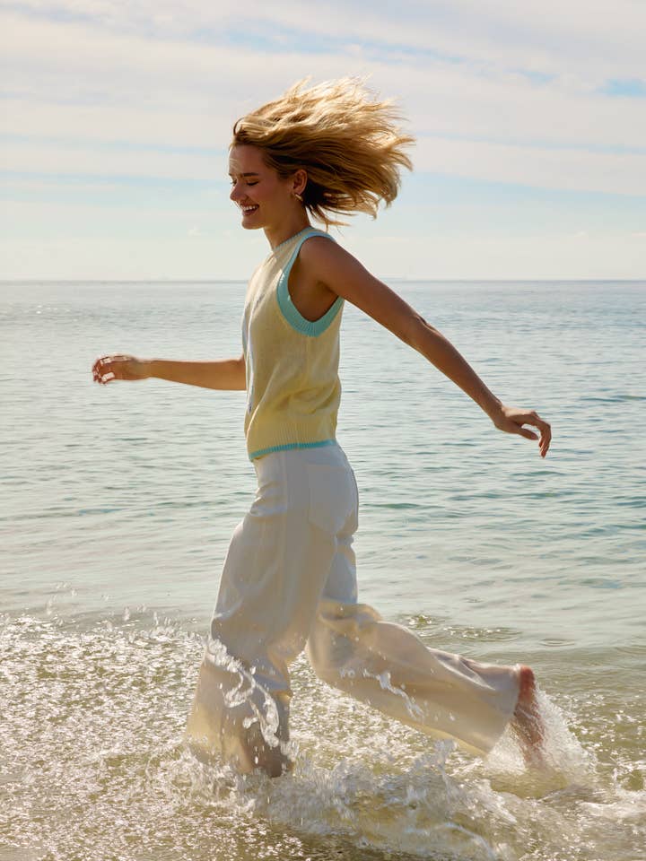 PANTALON EN SERGÉ BLANC AVEC TAILLE EFFILOCHÉE ET EXTENSIBLE pour la vente par Sunday Edition