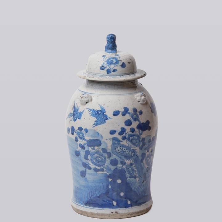 Vaso Temple in porcellana blu e bianco con uccelli e fiori per la vendita all'ingrosso da parte di Cobalt Guild