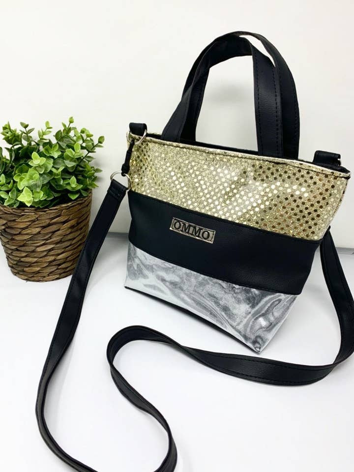 Petite pochette à bandoulière dorée, sacs seau pour femme pour la vente par OMMO Designs