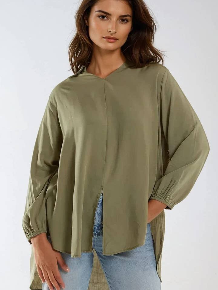 Blouse à col ouvert kaki pour la vente par Aftershock London