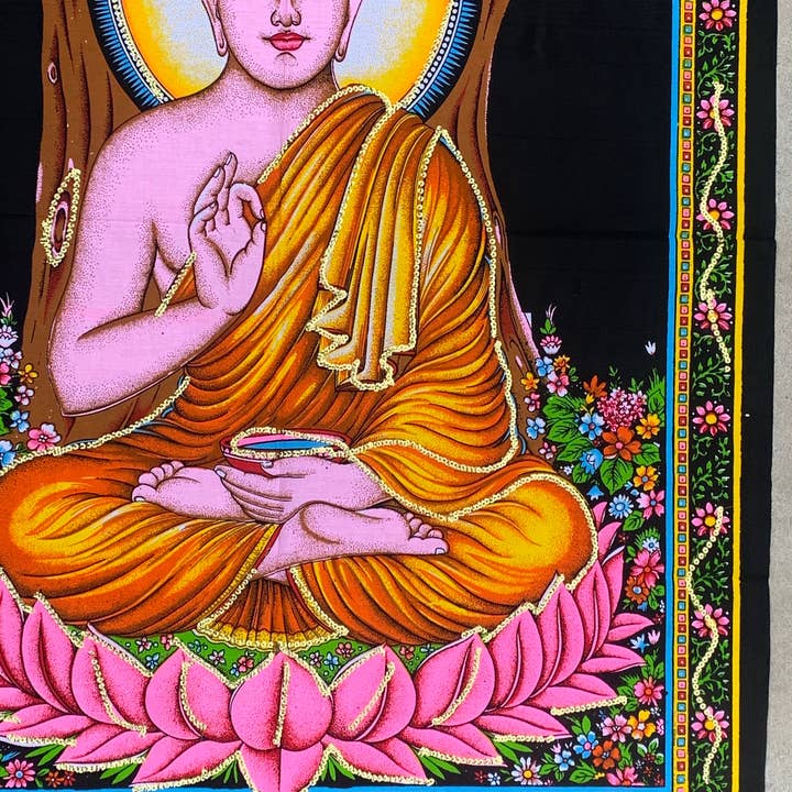 Lungta Imports – Großhandel Wandteppich/-tuch – Lord Buddha Wandteppich Wanddekor zum Aufhängen 30" X 43"2