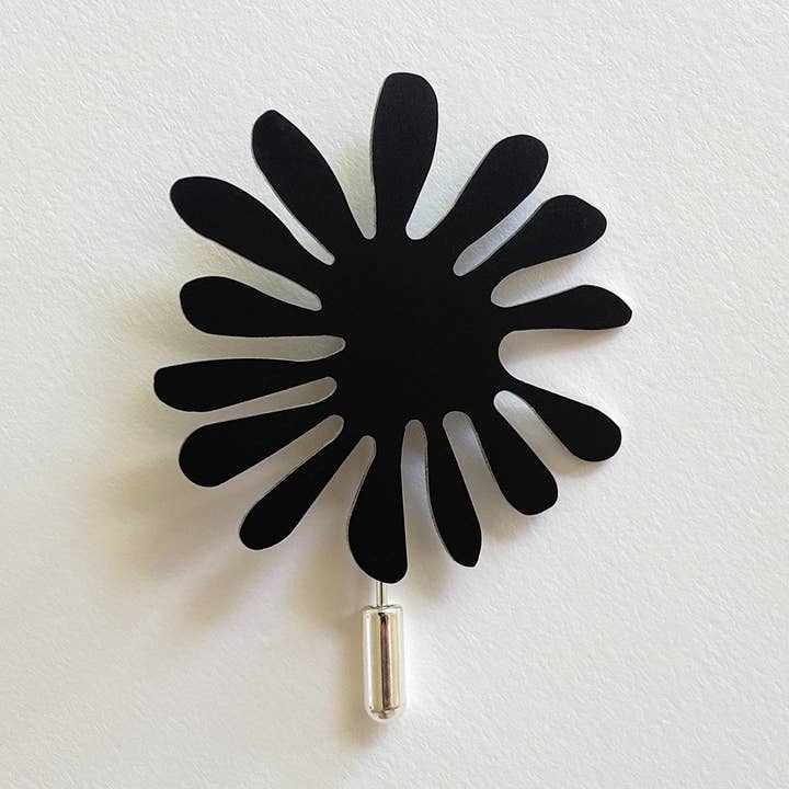 Spilla Black Aster in alluminio anodizzato nero per la vendita all'ingrosso da parte di Tom Pigeon