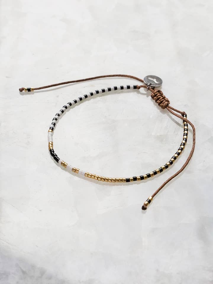 Petit bracelet à perles empilables, Island Bead - Zebra pour la vente par Haven