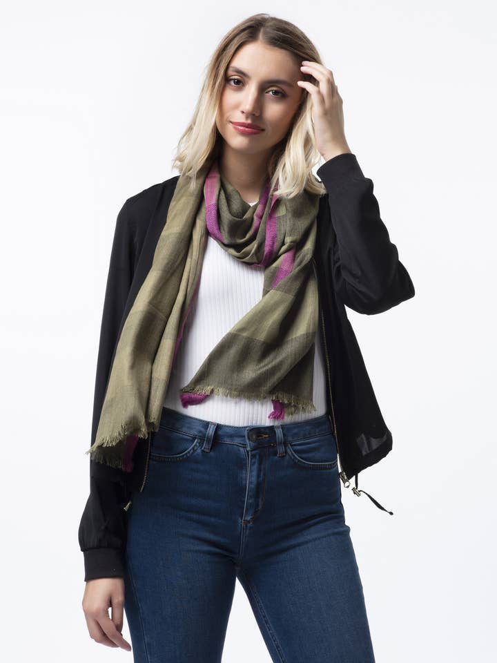 Sciarpa Stola Unisex a Righe Verde Militare e Bordo Rosa for wholesale by MALINI FASHION DESIGN PRIVATE LIMITED