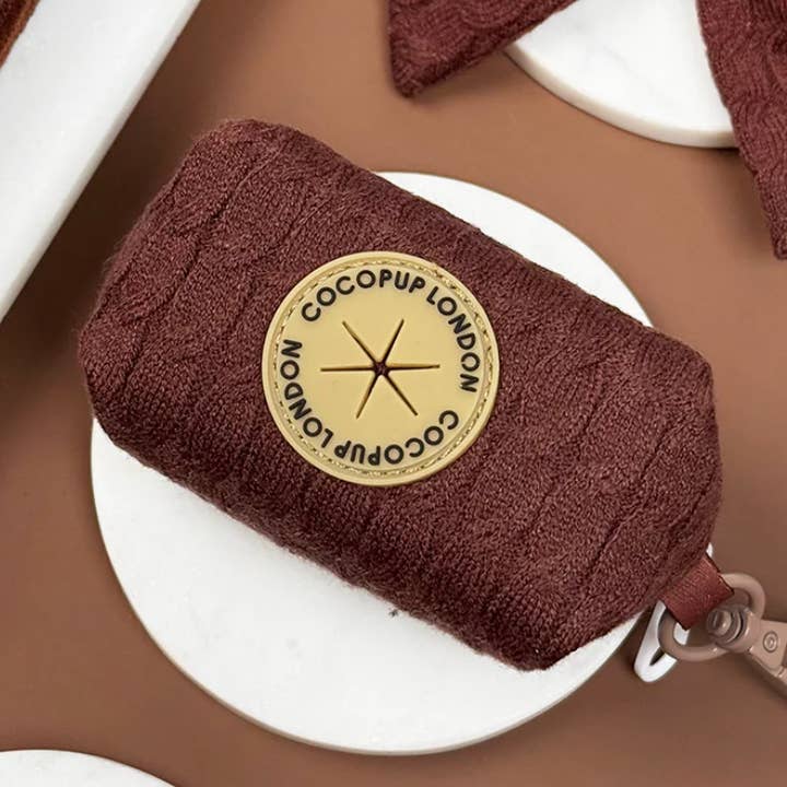 Porte-sac à crottes en tricot torsadé - Chocolat chaud pour la vente par Cocopup London