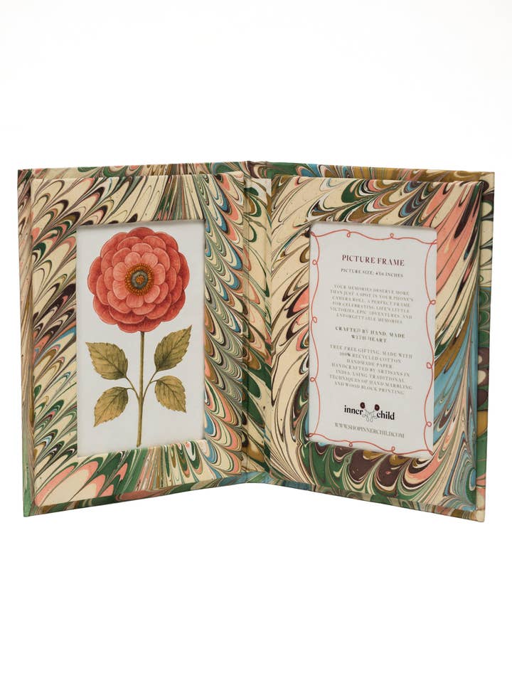 Livre pliant avec cadre photo marbré à la main, 4x6 pouces Plumes de Flatiron pour la vente par Inner Child