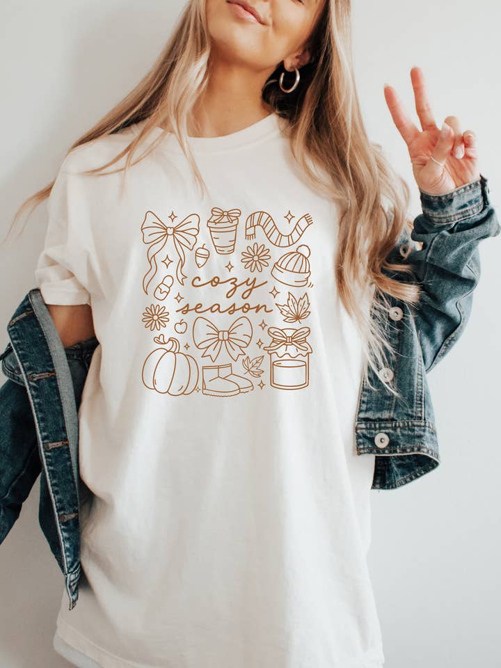 T-shirt graphique saison douillette pour la vente par Amber Christi Design