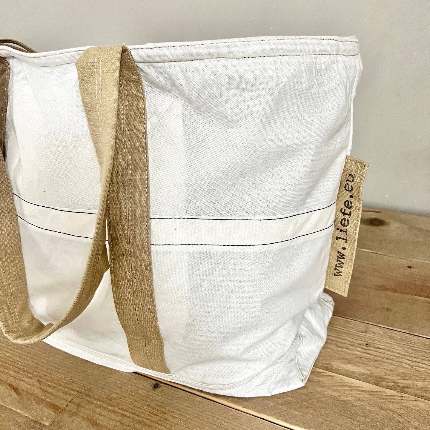 Liefe NL – Großhandel Tragetasche – Damen – ParachuteBag Khaki/Weiß aus recyceltem Fallschirmmaterial4