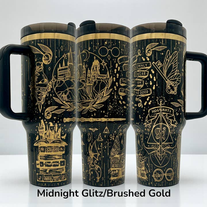 Copo térmico de 40oz do Mundo Mágico gravado a laser - Escola de Magia e Feitiçaria por atacado de Crafty AF Studio