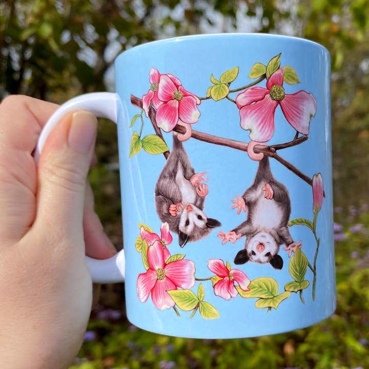 Tazza in ceramica da 11 oz con cuccioli di opossum e corniolo per la vendita all'ingrosso da parte di Allison Stoiser Art