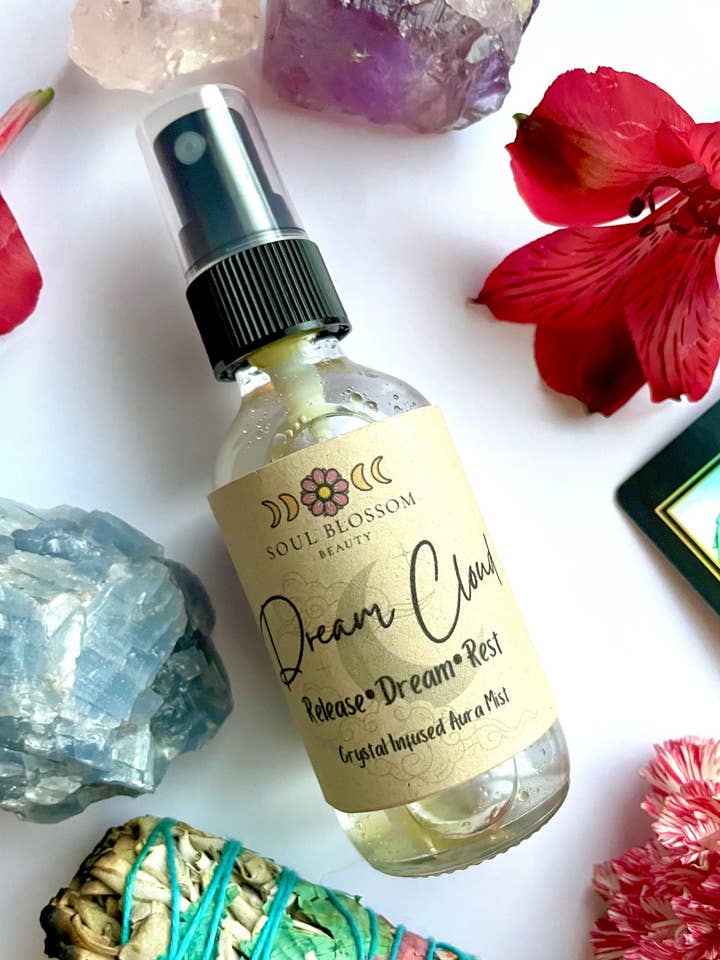 Brume d'oreiller infusée de cristaux Dream Cloud - aromathérapie au coucher labradorite Good Dreams pour la vente par Soul Blossom Beauty