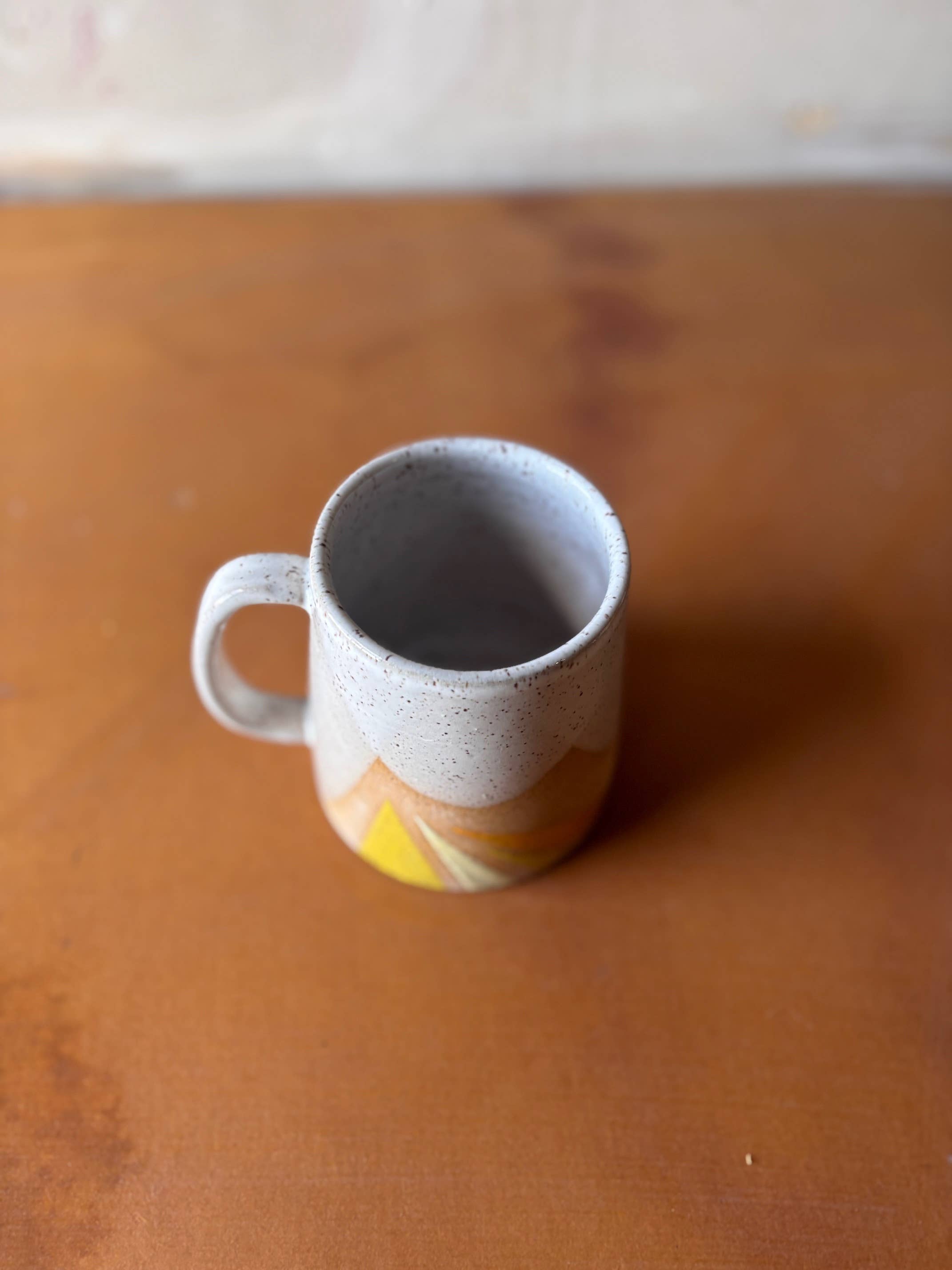 ROB Ceramics – wholesale Kaffekoppar – Handgjord keramikmugg med geometriskt triangelmotiv7