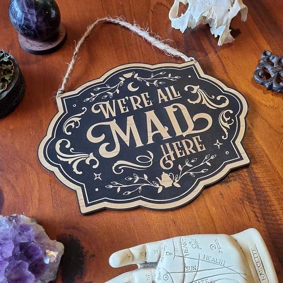Yiska Designs – Engroshandel Skilt – Vi er alle gale her tegn1
