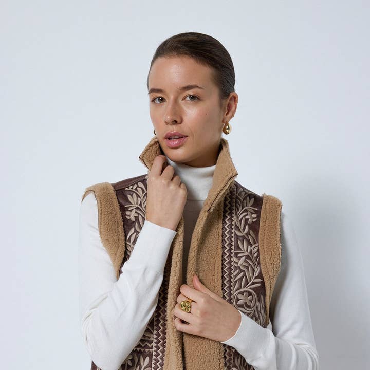 VESTE BRODÉE DÉTAILLÉE EN CUIR et autres tendances Résultats pour simili cuir ameublement au mètre en vente B2B. Retours gratuits et paiement à 60 jours sur Faire sur Faire.