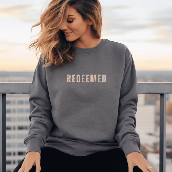 Wholehearted Motherhood and Co. – Engroshandel Grafisk Sweatshirt - Unisex – Indløst Grafisk Tro Sweatshirt - Kristent Sweatshirt2